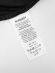P75 款号:mm131 Burberry巴宝莉 26ss新款植绒字母毛巾绣T恤衫短袖，面料选用300克平织棉面料打造，呈现常规版型。圆领款式，点缀植绒品牌徽标印花。采用链式缝线刺绣工艺，铺叠骑士印章装饰，源自 1980 年代品牌包款的典藏图案。 颜色:黑色 白色 码数：S. M. L. XL