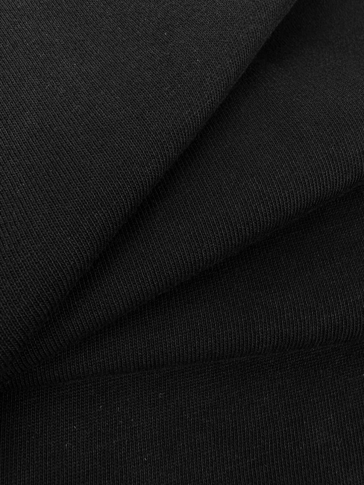 P75 款号:mm131 Burberry巴宝莉 26ss新款植绒字母毛巾绣T恤衫短袖，面料选用300克平织棉面料打造，呈现常规版型。圆领款式，点缀植绒品牌徽标印花。采用链式缝线刺绣工艺，铺叠骑士印章装饰，源自 1980 年代品牌包款的典藏图案。 颜色:黑色 白色 码数：S. M. L. XL