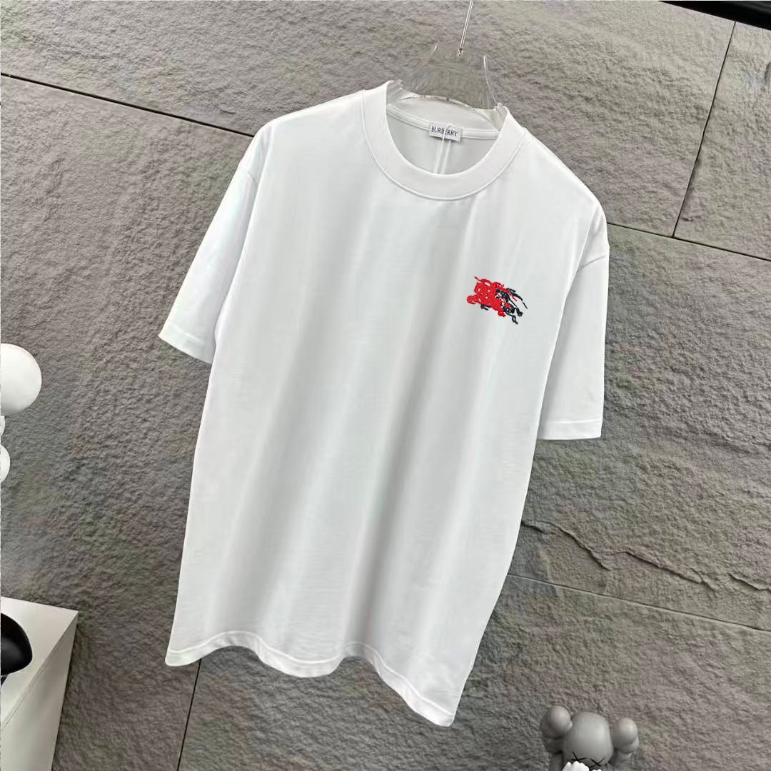 P75 BBR 巴宝*莉 2026春夏款 经典简约战马刺绣工艺 个性logo 定制双纱平纹纯棉面料 短袖T恤 男女同款 颜色：黑色 白色 尺码： S （90-130斤） M （120-150斤） L （140-165斤） XL （160-180斤） XXL （180-210斤）