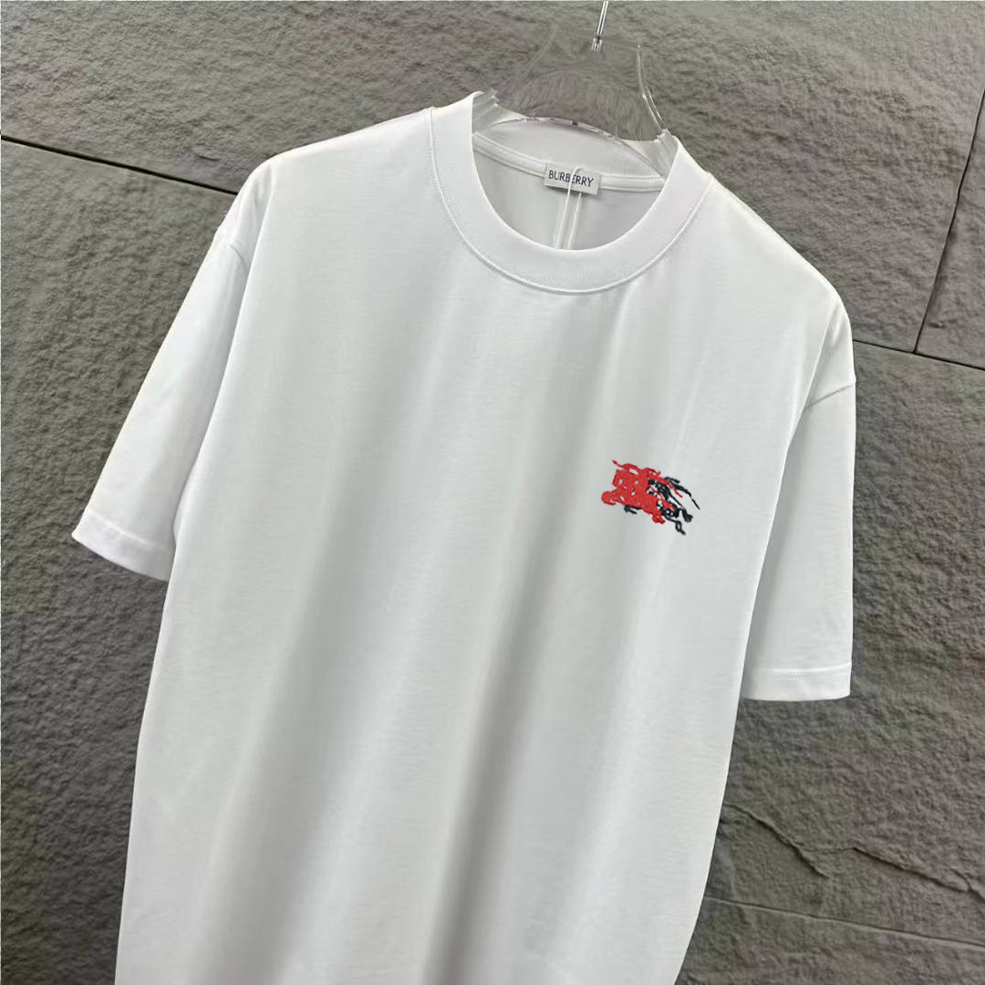 P75 BBR 巴宝*莉 2026春夏款 经典简约战马刺绣工艺 个性logo 定制双纱平纹纯棉面料 短袖T恤 男女同款 颜色：黑色 白色 尺码： S （90-130斤） M （120-150斤） L （140-165斤） XL （160-180斤） XXL （180-210斤）