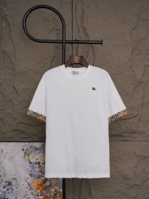 P75 Burberry/博柏利 《官网同款经典格纹袖口》胸口绣花 logo 背后标志性字母 logo 刺绣 双纱纯棉短袖 2026ss 早春官方同步 高版本 高品质 时尚个性 百搭潮流 纯原品质 原版面料 吊牌 领标 水洗麦 三标齐全 颜色：黑色 白色 码数：S一2XL
