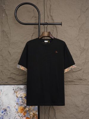 P75 Burberry/博柏利 《官网同款经典格纹袖口》胸口绣花 logo 背后标志性字母 logo 刺绣 双纱纯棉短袖 2026ss 早春官方同步 高版本 高品质 时尚个性 百搭潮流 纯原品质 原版面料 吊牌 领标 水洗麦 三标齐全 颜色：黑色 白色 码数：S一2XL