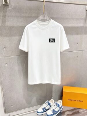 P70 品牌： 巴宝莉 (胖子福音)原单男士休闲短袖T恤，2026春夏新品，定制胸前顶级logo 工艺、搭配整件细节 品质及剪裁设计都堪称一流，定制进口丝光棉面料！型格十足，配色轻熟百搭。M-5XL(穿到220斤)