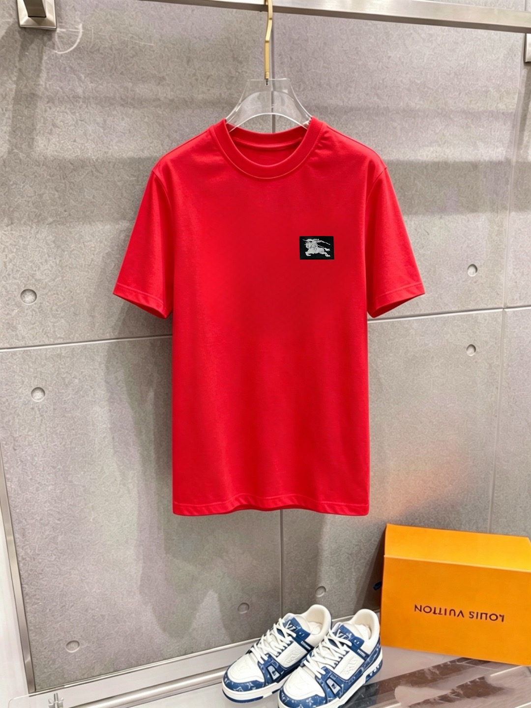 P70 品牌： 巴宝莉 (胖子福音)原单男士休闲短袖T恤，2026春夏新品，定制胸前顶级logo 工艺、搭配整件细节 品质及剪裁设计都堪称一流，定制进口丝光棉面料！型格十足，配色轻熟百搭。M-5XL(穿到220斤)