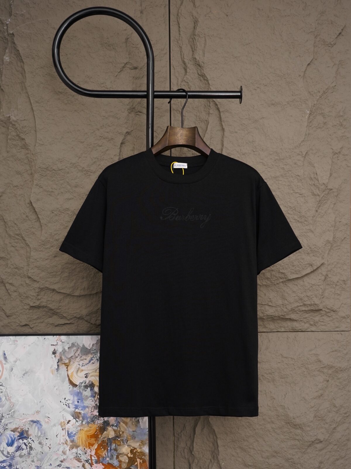 weigou_202197_0_1c96a7be50 P75 Burberry巴宝莉 《官网同款经典格纹贴布刺绣》胸前绣花 logo 背后格纹贴布字母 logo 刺绣 双纱纯棉短袖 2026ss 早春官方同步 高版本 高品质 时尚个性 百搭潮流 纯原品质 原版面料 吊牌 领标 水洗麦 三标齐全 颜色:黑色 白色 码数:S一2XL
