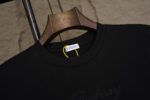 weigou_202197_2_d95b037872 P75 Burberry巴宝莉 《官网同款经典格纹贴布刺绣》胸前绣花 logo 背后格纹贴布字母 logo 刺绣 双纱纯棉短袖 2026ss 早春官方同步 高版本 高品质 时尚个性 百搭潮流 纯原品质 原版面料 吊牌 领标 水洗麦 三标齐全 颜色:黑色 白色 码数:S一2XL