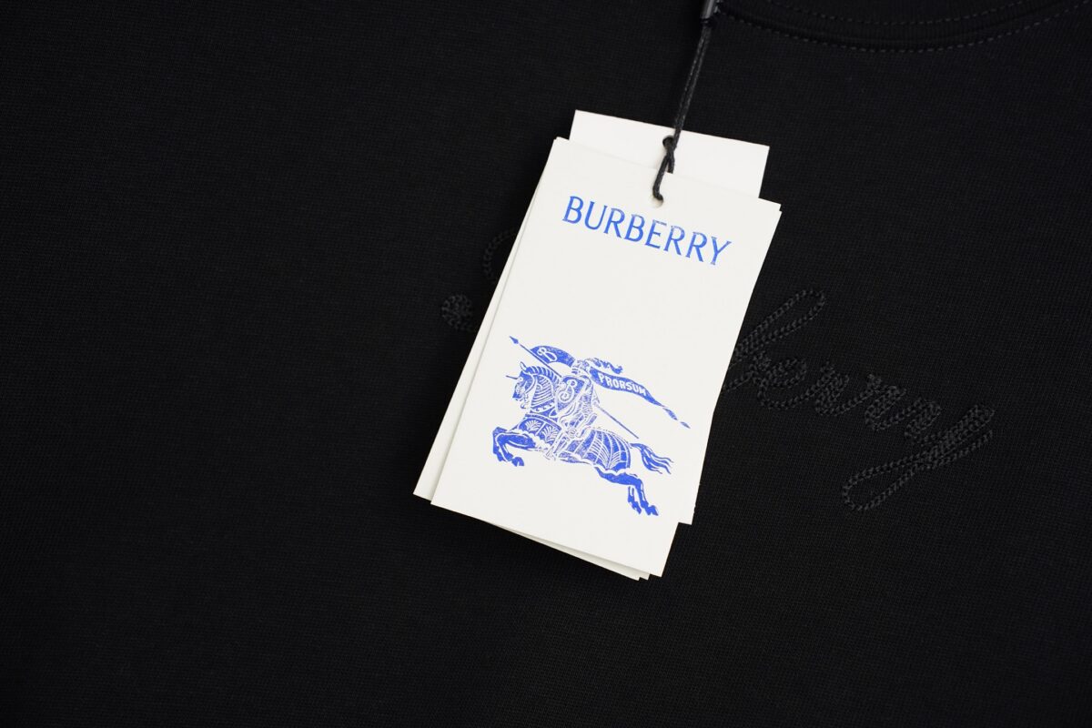 weigou_202197_3_57d066907c P75 Burberry巴宝莉 《官网同款经典格纹贴布刺绣》胸前绣花 logo 背后格纹贴布字母 logo 刺绣 双纱纯棉短袖 2026ss 早春官方同步 高版本 高品质 时尚个性 百搭潮流 纯原品质 原版面料 吊牌 领标 水洗麦 三标齐全 颜色:黑色 白色 码数:S一2XL