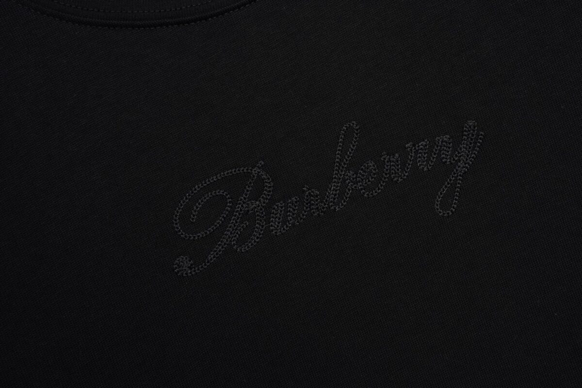 weigou_202197_7_4447234fb6 P75 Burberry巴宝莉 《官网同款经典格纹贴布刺绣》胸前绣花 logo 背后格纹贴布字母 logo 刺绣 双纱纯棉短袖 2026ss 早春官方同步 高版本 高品质 时尚个性 百搭潮流 纯原品质 原版面料 吊牌 领标 水洗麦 三标齐全 颜色:黑色 白色 码数:S一2XL