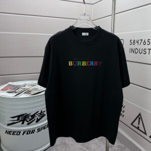 P75 BBR 巴宝*莉 2026春夏款 经典简约战马 滴胶工艺 定制双纱平纹纯棉面料 短袖T恤 男女同款 颜色：黑色 白色 紫色 绿色 尺码： S （90-130斤） M （120-150斤） L （140-165斤） XL （160-180斤） XXL （180-210斤）