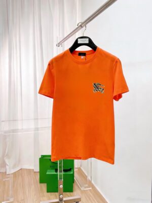 P70 品牌： 巴宝莉 (胖子福音)原单男士休闲短袖T恤，2026春夏新品，定制胸前顶级logo 工艺、搭配整件细节 品质及剪裁设计都堪称一流，定制进口丝光棉面料！型格十足，配色轻熟百搭。M-5XL(穿到220斤)