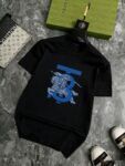 P70 品牌： 巴宝莉 (胖子福音)原单男士休闲短袖T恤，2026春夏新品，定制胸前顶级logo 工艺、搭配整件细节 品质及剪裁设计都堪称一流，定制进口丝光棉面料！型格十足，配色轻熟百搭。M-5XL(穿到220斤)