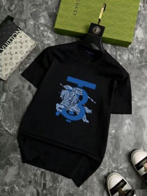 P70 品牌： 巴宝莉 (胖子福音)原单男士休闲短袖T恤，2026春夏新品，定制胸前顶级logo 工艺、搭配整件细节 品质及剪裁设计都堪称一流，定制进口丝光棉面料！型格十足，配色轻熟百搭。M-5XL(穿到220斤)