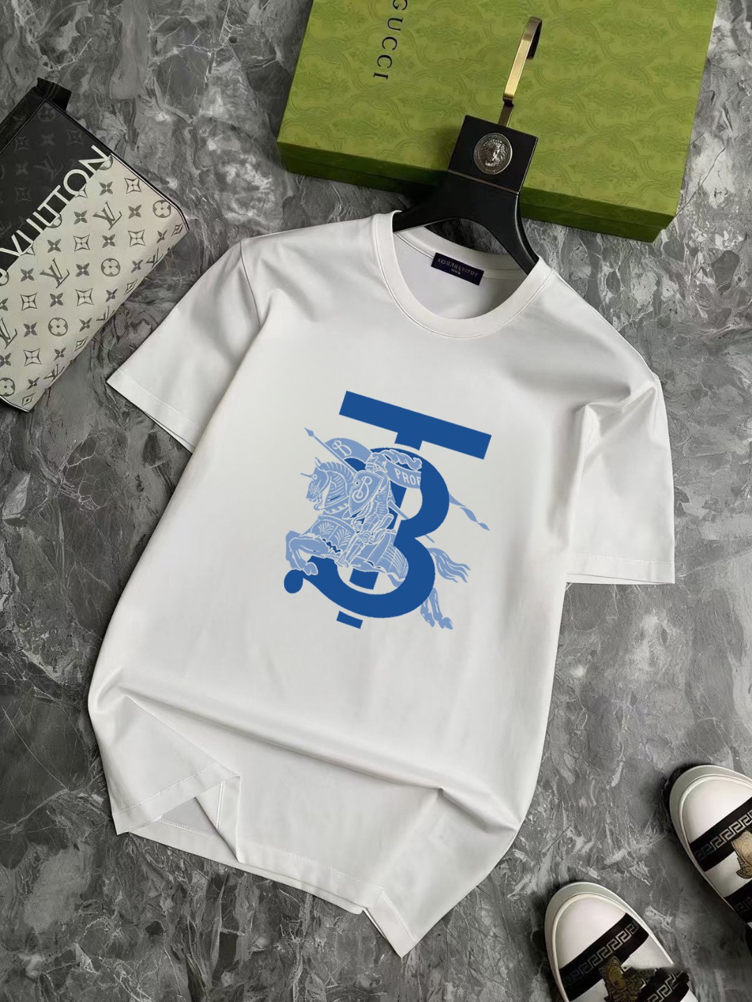 P70 品牌： 巴宝莉 (胖子福音)原单男士休闲短袖T恤，2026春夏新品，定制胸前顶级logo 工艺、搭配整件细节 品质及剪裁设计都堪称一流，定制进口丝光棉面料！型格十足，配色轻熟百搭。M-5XL(穿到220斤)