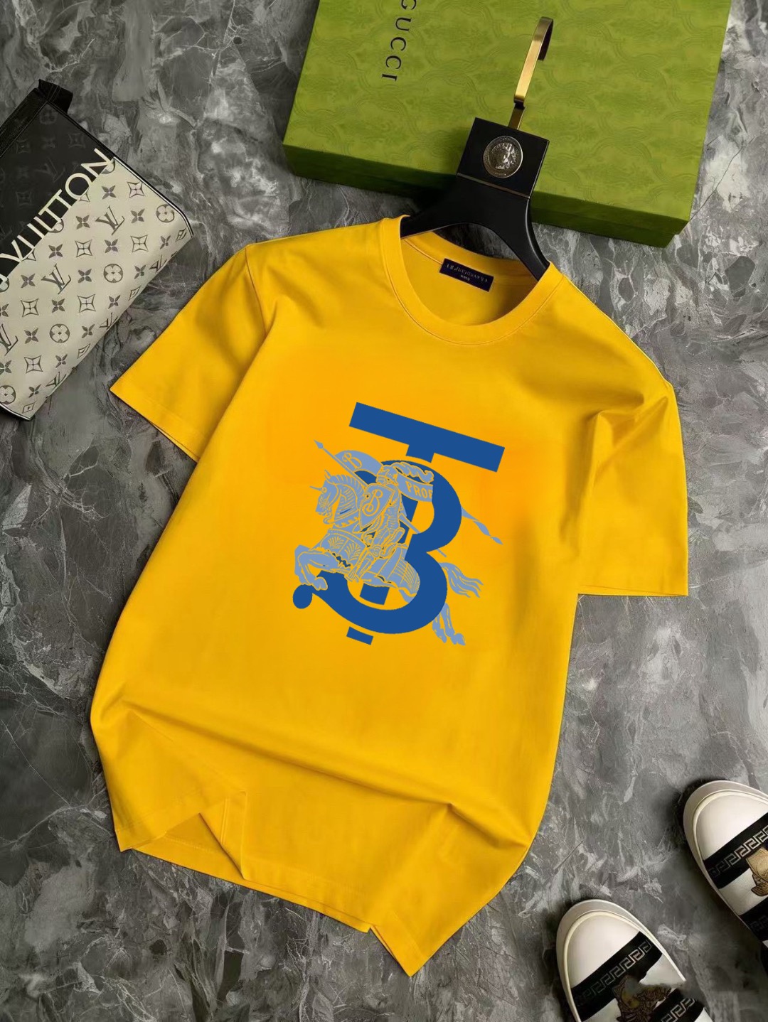 P70 品牌： 巴宝莉 (胖子福音)原单男士休闲短袖T恤，2026春夏新品，定制胸前顶级logo 工艺、搭配整件细节 品质及剪裁设计都堪称一流，定制进口丝光棉面料！型格十足，配色轻熟百搭。M-5XL(穿到220斤)