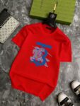 P70 品牌： 巴宝莉 (胖子福音)原单男士休闲短袖T恤，2026春夏新品，定制胸前顶级logo 工艺、搭配整件细节 品质及剪裁设计都堪称一流，定制进口丝光棉面料！型格十足，配色轻熟百搭。M-5XL(穿到220斤)