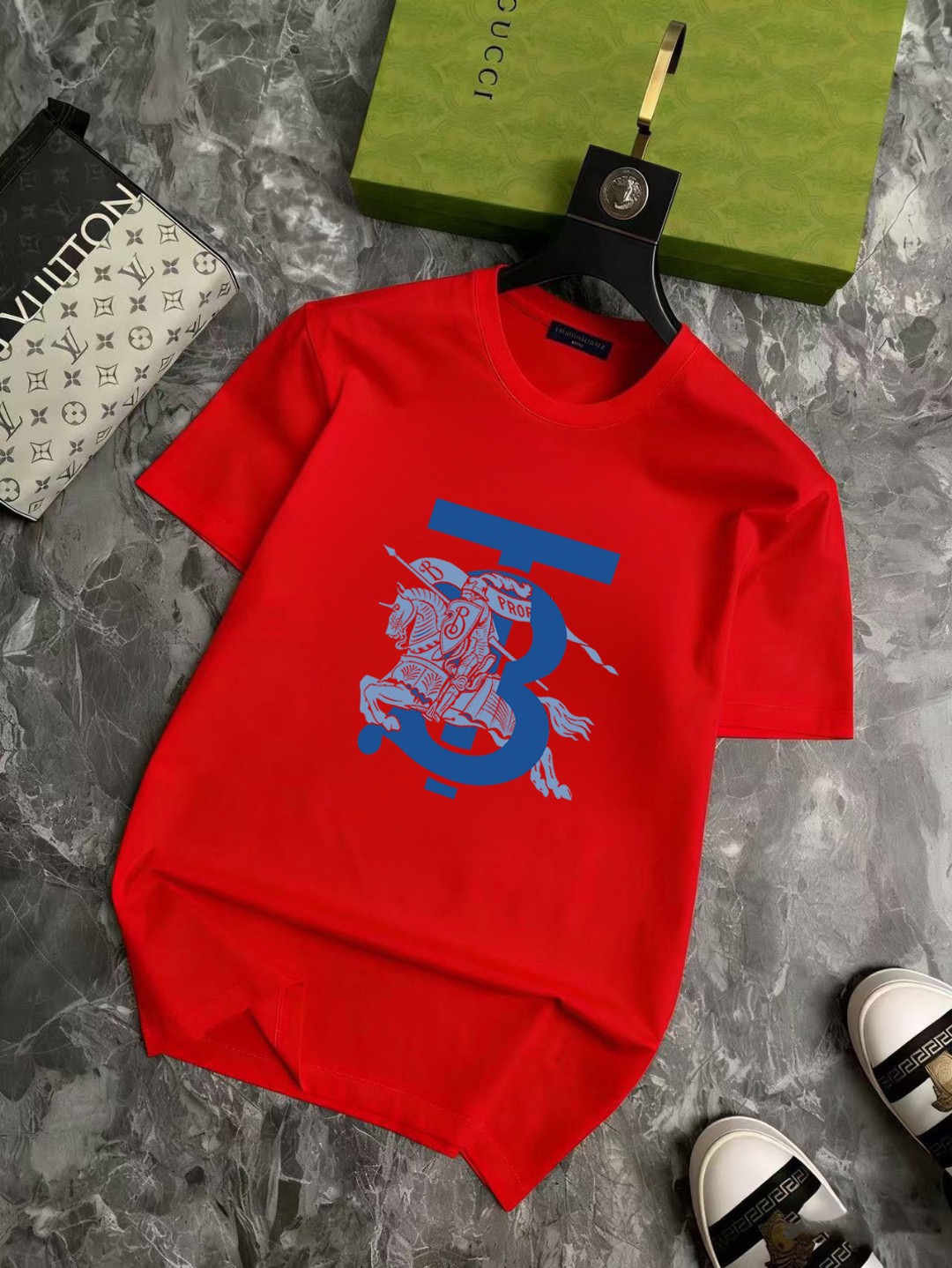 P70 品牌： 巴宝莉 (胖子福音)原单男士休闲短袖T恤，2026春夏新品，定制胸前顶级logo 工艺、搭配整件细节 品质及剪裁设计都堪称一流，定制进口丝光棉面料！型格十足，配色轻熟百搭。M-5XL(穿到220斤)