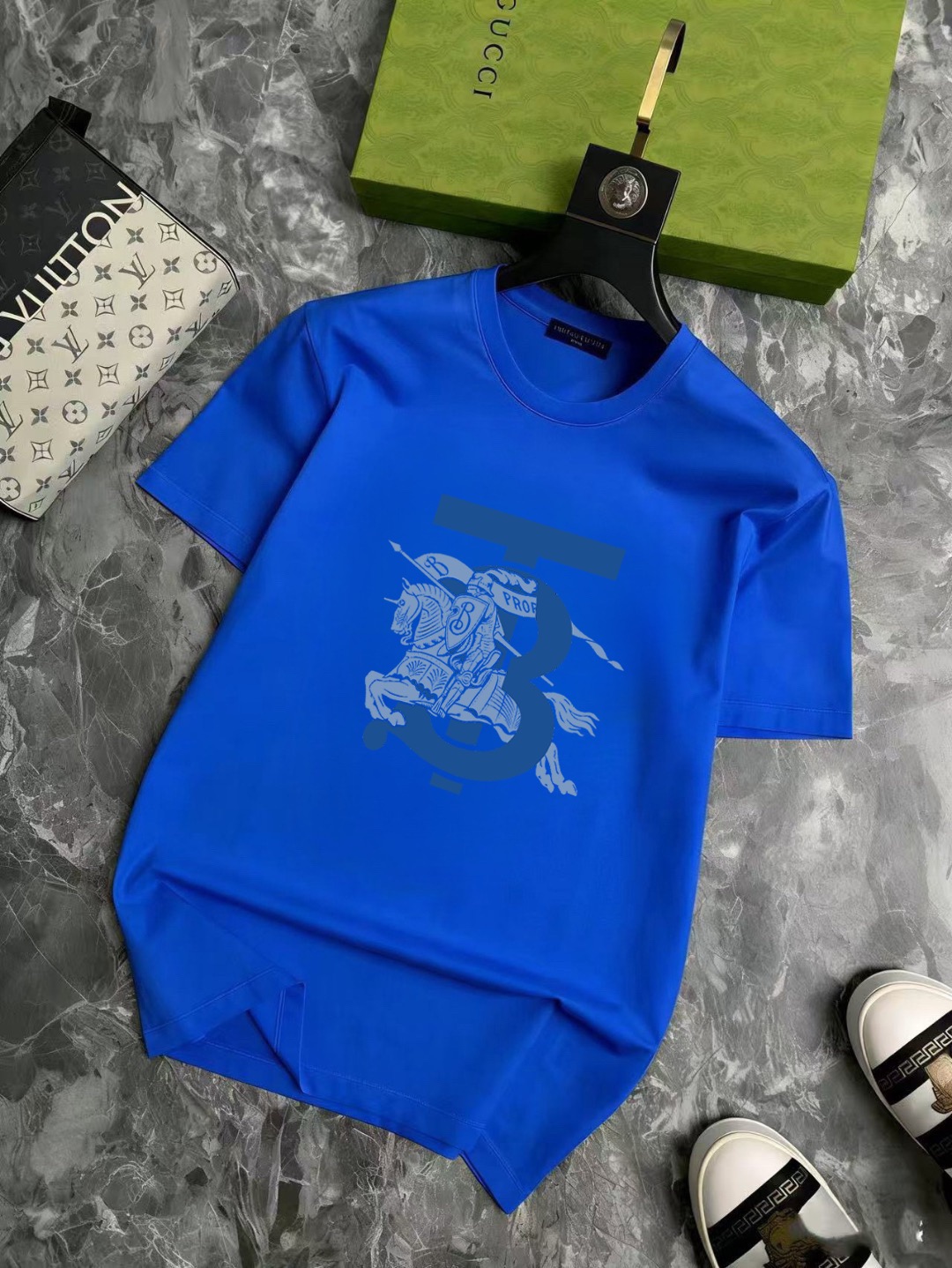 P70 品牌： 巴宝莉 (胖子福音)原单男士休闲短袖T恤，2026春夏新品，定制胸前顶级logo 工艺、搭配整件细节 品质及剪裁设计都堪称一流，定制进口丝光棉面料！型格十足，配色轻熟百搭。M-5XL(穿到220斤)