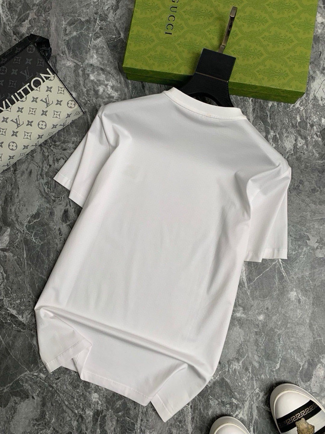 P70 品牌： 巴宝莉 (胖子福音)原单男士休闲短袖T恤，2026春夏新品，定制胸前顶级logo 工艺、搭配整件细节 品质及剪裁设计都堪称一流，定制进口丝光棉面料！型格十足，配色轻熟百搭。M-5XL(穿到220斤)
