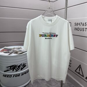 P75 BBR 巴宝*莉 2026春夏款 经典简约战马 滴胶工艺 定制双纱平纹纯棉面料 短袖T恤 男女同款 颜色：黑色 白色 紫色 绿色 尺码： S （90-130斤） M （120-150斤） L （140-165斤） XL （160-180斤） XXL （180-210斤）