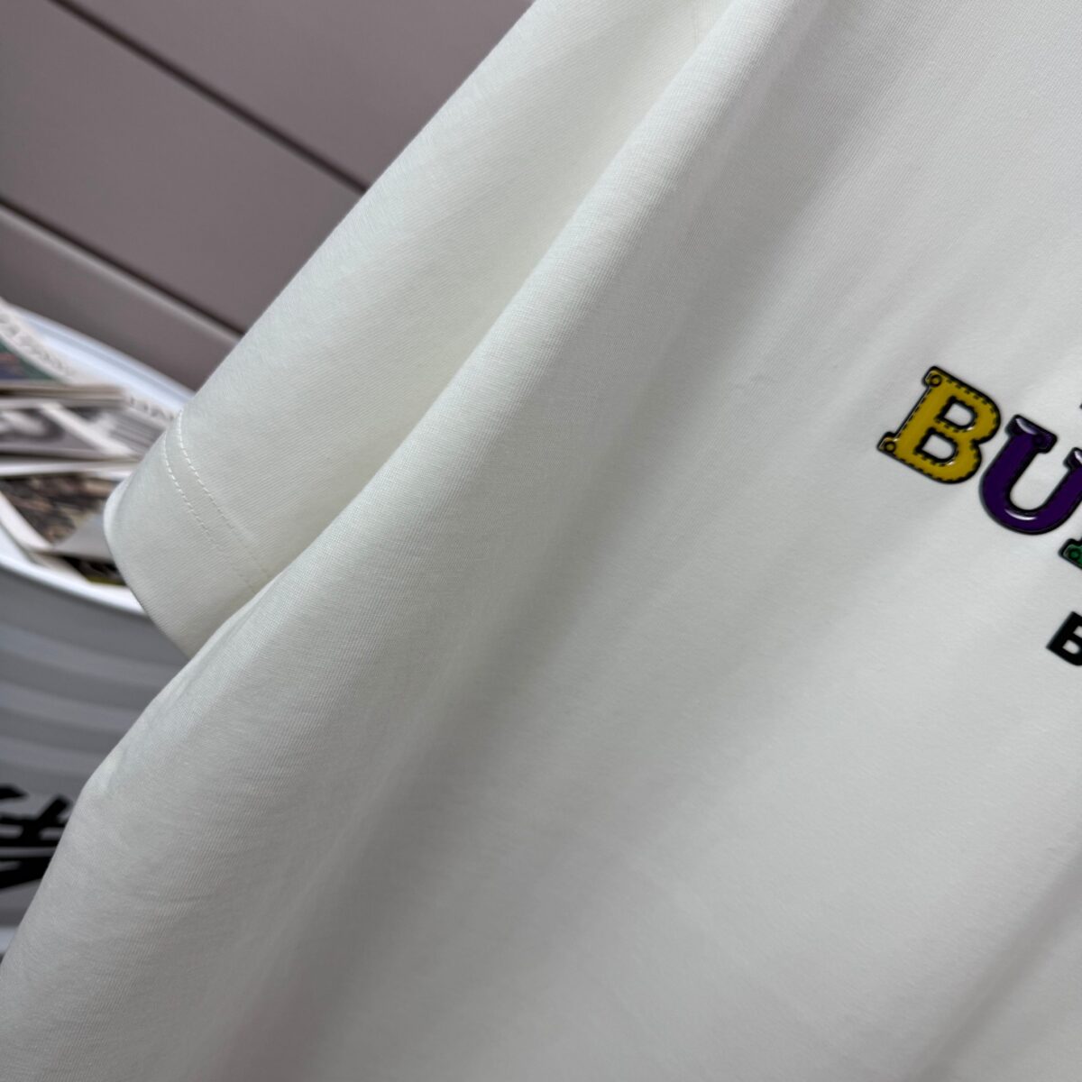 P75 BBR 巴宝*莉 2026春夏款 经典简约战马 滴胶工艺 定制双纱平纹纯棉面料 短袖T恤 男女同款 颜色：黑色 白色 紫色 绿色 尺码： S （90-130斤） M （120-150斤） L （140-165斤） XL （160-180斤） XXL （180-210斤）