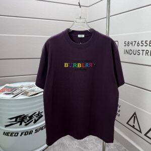 P75 BBR 巴宝*莉 2026春夏款 经典简约战马 滴胶工艺 定制双纱平纹纯棉面料 短袖T恤 男女同款 颜色：黑色 白色 紫色 绿色 尺码： S （90-130斤） M （120-150斤） L （140-165斤） XL （160-180斤） XXL （180-210斤）