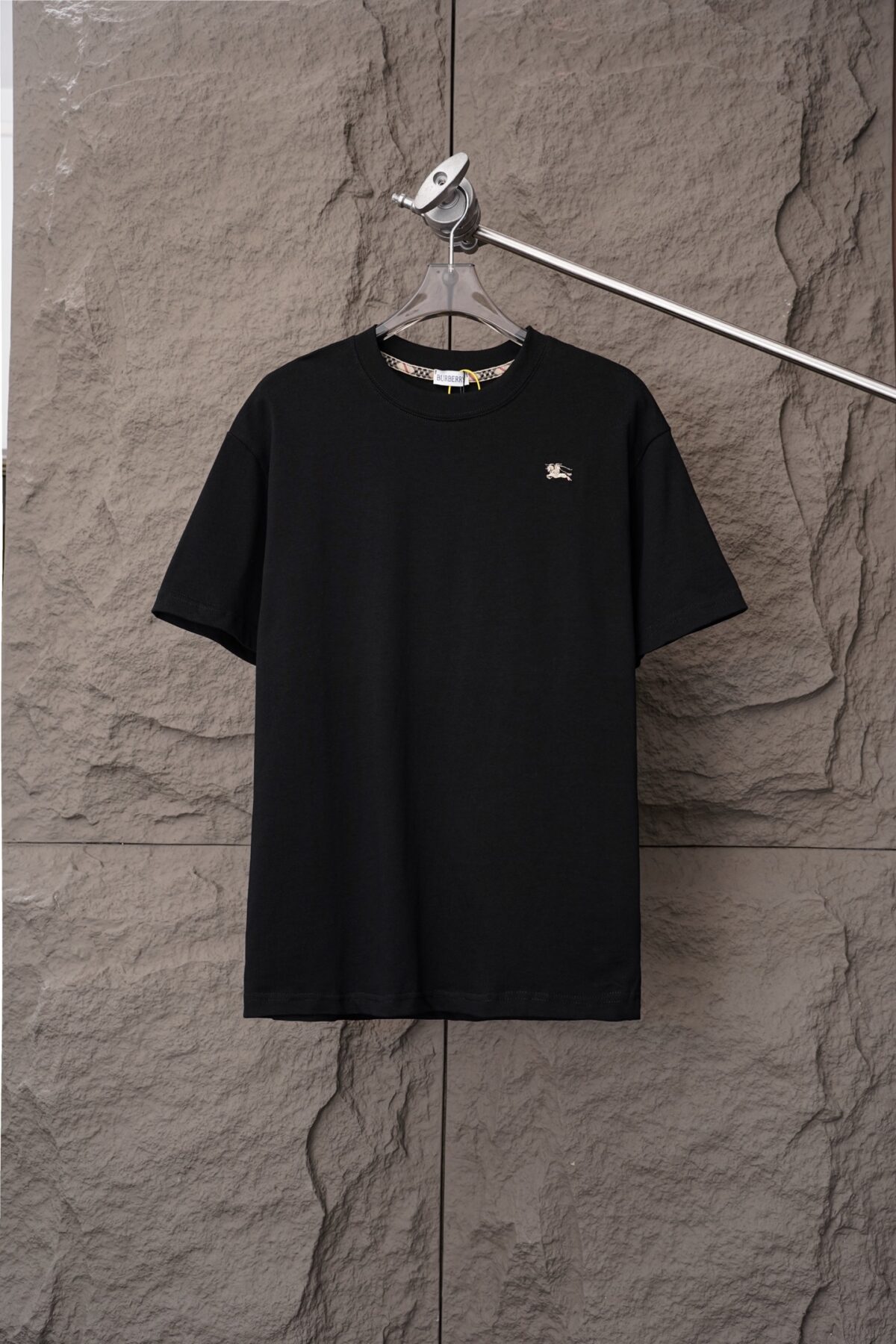 P70 Burberry巴宝莉 《官网同款经典骑士图案》胸口骑士图案 logo 刺绣 经典版型双纱纯棉短袖 2026ss 官方同步 高版本 高品质 时尚个性 百搭潮流 纯原品质 原版面料 吊牌 领标 水洗麦 三标齐全 颜色：黑色 白色 码数：S一2XL