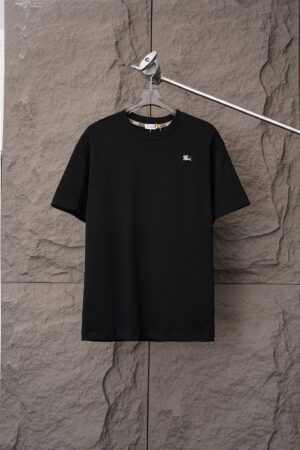 P70 Burberry巴宝莉 《官网同款经典骑士图案》胸口骑士图案 logo 刺绣 经典版型双纱纯棉短袖 2026ss 官方同步 高版本 高品质 时尚个性 百搭潮流 纯原品质 原版面料 吊牌 领标 水洗麦 三标齐全 颜色：黑色 白色 码数：S一2XL