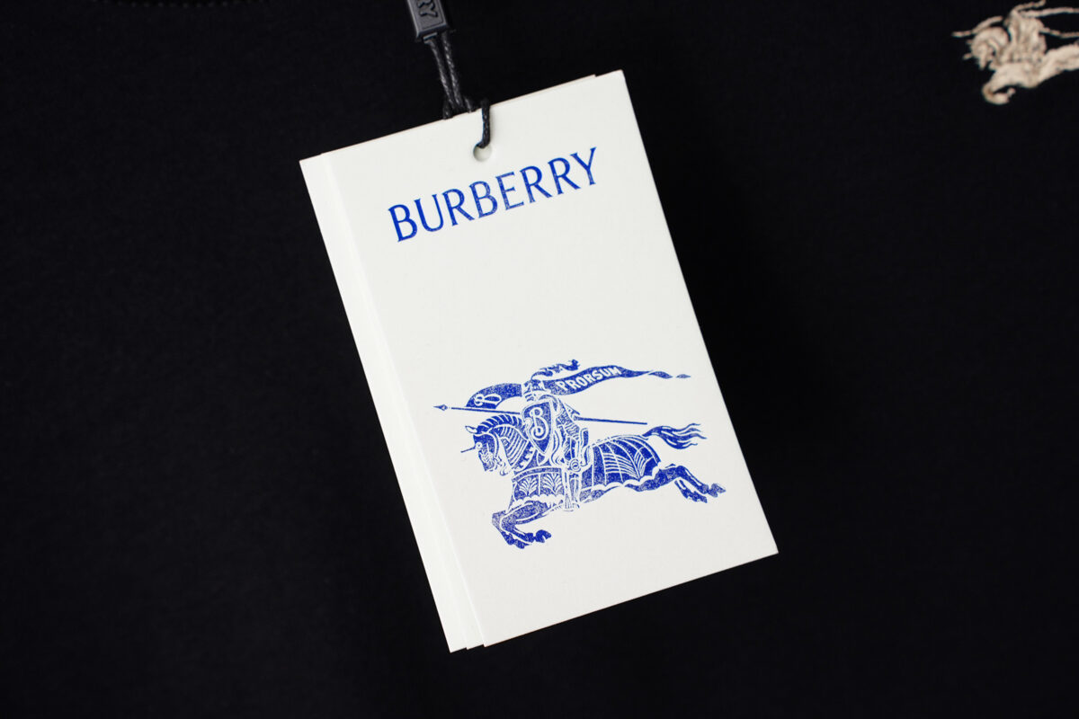 P70 Burberry巴宝莉 《官网同款经典骑士图案》胸口骑士图案 logo 刺绣 经典版型双纱纯棉短袖 2026ss 官方同步 高版本 高品质 时尚个性 百搭潮流 纯原品质 原版面料 吊牌 领标 水洗麦 三标齐全 颜色：黑色 白色 码数：S一2XL
