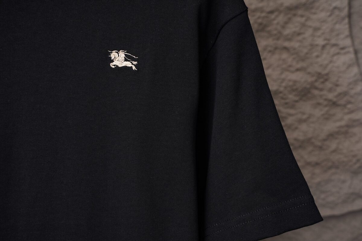 P70 Burberry巴宝莉 《官网同款经典骑士图案》胸口骑士图案 logo 刺绣 经典版型双纱纯棉短袖 2026ss 官方同步 高版本 高品质 时尚个性 百搭潮流 纯原品质 原版面料 吊牌 领标 水洗麦 三标齐全 颜色：黑色 白色 码数：S一2XL