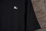 P70 Burberry巴宝莉 《官网同款经典骑士图案》胸口骑士图案 logo 刺绣 经典版型双纱纯棉短袖 2026ss 官方同步 高版本 高品质 时尚个性 百搭潮流 纯原品质 原版面料 吊牌 领标 水洗麦 三标齐全 颜色：黑色 白色 码数：S一2XL