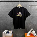 P80 BBR* 巴*宝*莉 2026春夏新款 海滩椅字母logo印花t恤 定制双纱平纹纯棉面料 短袖T恤 男女同款 颜色：黑色 白色 尺码： S （90-130斤） M （120-150斤） L （140-165斤） XL （160-180斤） XXL （180-210斤）
