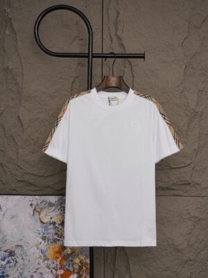 weigou_202520_0_3f8d41134d P70 Burberry巴宝莉 《官网同款经典格纹肩带》 绣花 logo 设计双肩格纹带双纱纯棉短袖 2026ss 早春官方同步 高版本 高品质 时尚个性 百搭潮流 纯原品质 原版面料 吊牌 领标 水洗麦 三标齐全 颜色:黑色 白色 卡其色 码数:S一2XL