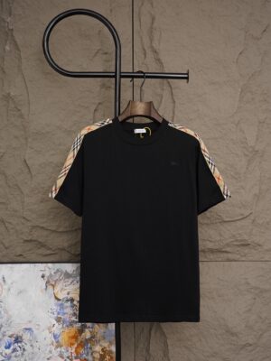 weigou_202553_0_9367560e45 P70 Burberry巴宝莉 《官网同款经典格纹肩带》 绣花 logo 设计双肩格纹带双纱纯棉短袖 2026ss 早春官方同步 高版本 高品质 时尚个性 百搭潮流 纯原品质 原版面料 吊牌 领标 水洗麦 三标齐全 颜色:黑色 白色 卡其色 码数:S一2XL