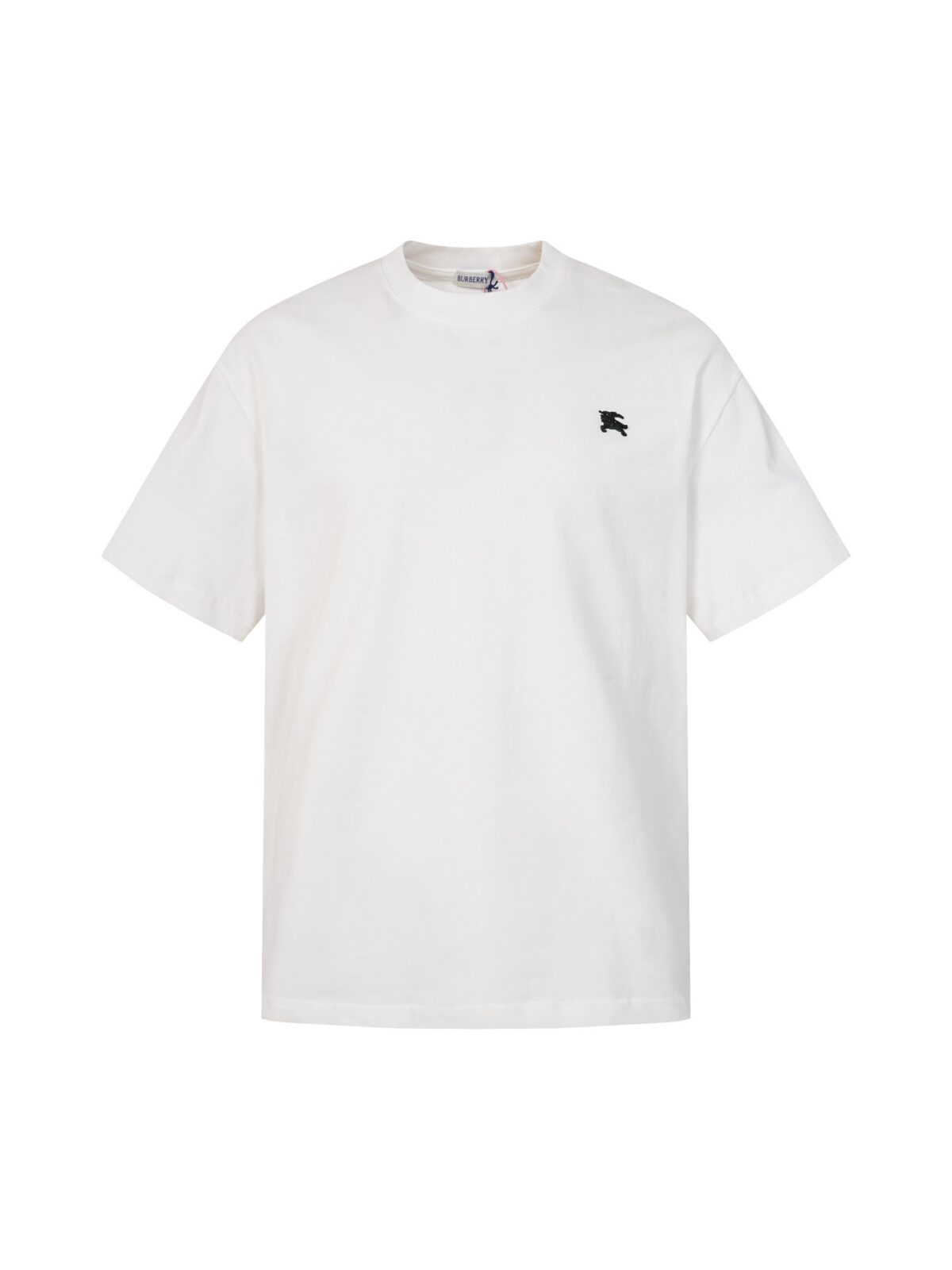 P75 Burberry巴宝莉 经典胸前logo短袖T恤 选用客供定制针织100%纯棉面打造,面料手感细腻，厚实有质感的纯棉布 高密度的机织工艺，如棉絮般柔紧致舒适 有挺括感，上身十分显型~ 精致饱满有质感将品牌的档次感完美呈现，无论内搭还是单穿都超级有型 宽松版型裁剪，随意上身！ 颜色：黑色，白色 尺码：S-XL