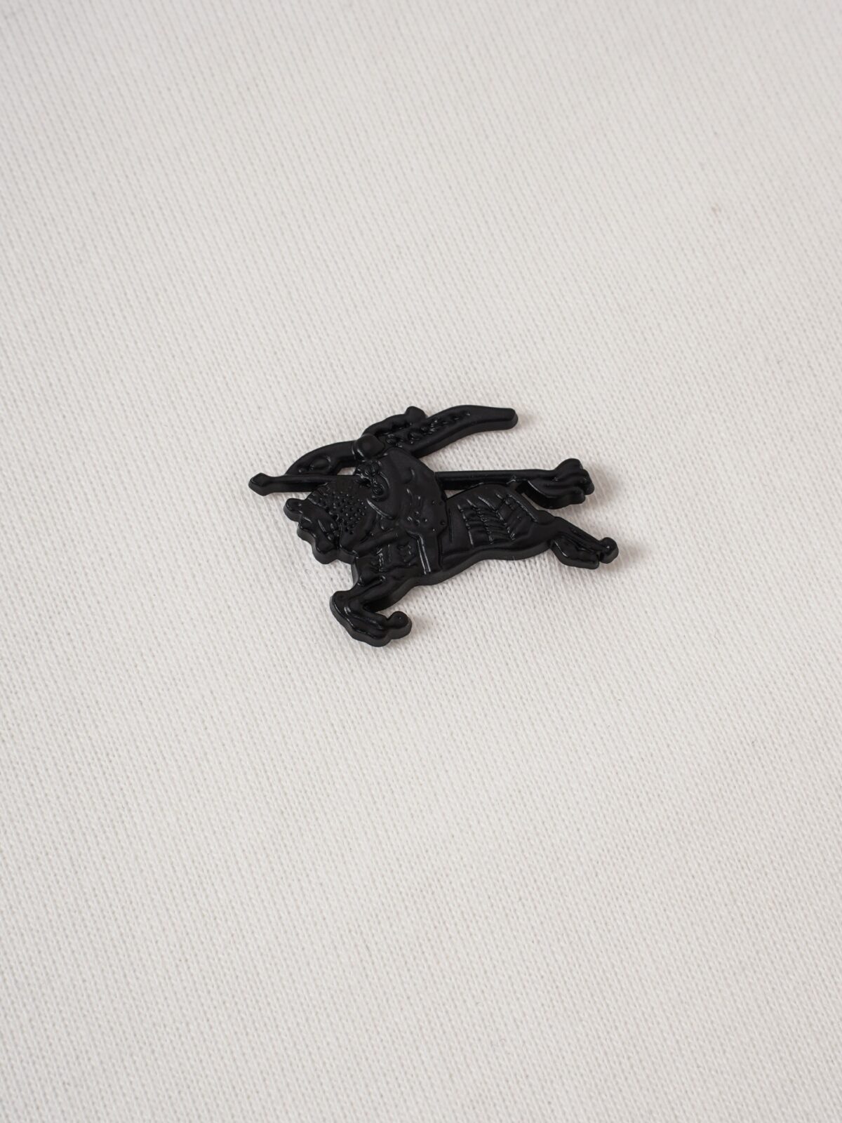 P75 Burberry巴宝莉 经典胸前logo短袖T恤 选用客供定制针织100%纯棉面打造,面料手感细腻，厚实有质感的纯棉布 高密度的机织工艺，如棉絮般柔紧致舒适 有挺括感，上身十分显型~ 精致饱满有质感将品牌的档次感完美呈现，无论内搭还是单穿都超级有型 宽松版型裁剪，随意上身！ 颜色：黑色，白色 尺码：S-XL