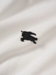 P75 Burberry巴宝莉 经典胸前logo短袖T恤 选用客供定制针织100%纯棉面打造,面料手感细腻，厚实有质感的纯棉布 高密度的机织工艺，如棉絮般柔紧致舒适 有挺括感，上身十分显型~ 精致饱满有质感将品牌的档次感完美呈现，无论内搭还是单穿都超级有型 宽松版型裁剪，随意上身！ 颜色：黑色，白色 尺码：S-XL