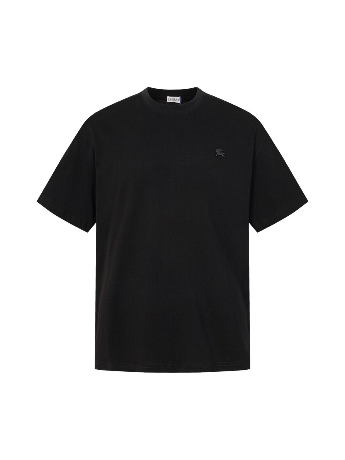 P75 Burberry巴宝莉 经典胸前logo短袖T恤 选用客供定制针织100%纯棉面打造,面料手感细腻，厚实有质感的纯棉布 高密度的机织工艺，如棉絮般柔紧致舒适 有挺括感，上身十分显型~ 精致饱满有质感将品牌的档次感完美呈现，无论内搭还是单穿都超级有型 宽松版型裁剪，随意上身！ 颜色：黑色，白色 尺码：S-XL