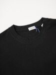 P75 Burberry巴宝莉 经典胸前logo短袖T恤 选用客供定制针织100%纯棉面打造,面料手感细腻，厚实有质感的纯棉布 高密度的机织工艺，如棉絮般柔紧致舒适 有挺括感，上身十分显型~ 精致饱满有质感将品牌的档次感完美呈现，无论内搭还是单穿都超级有型 宽松版型裁剪，随意上身！ 颜色：黑色，白色 尺码：S-XL