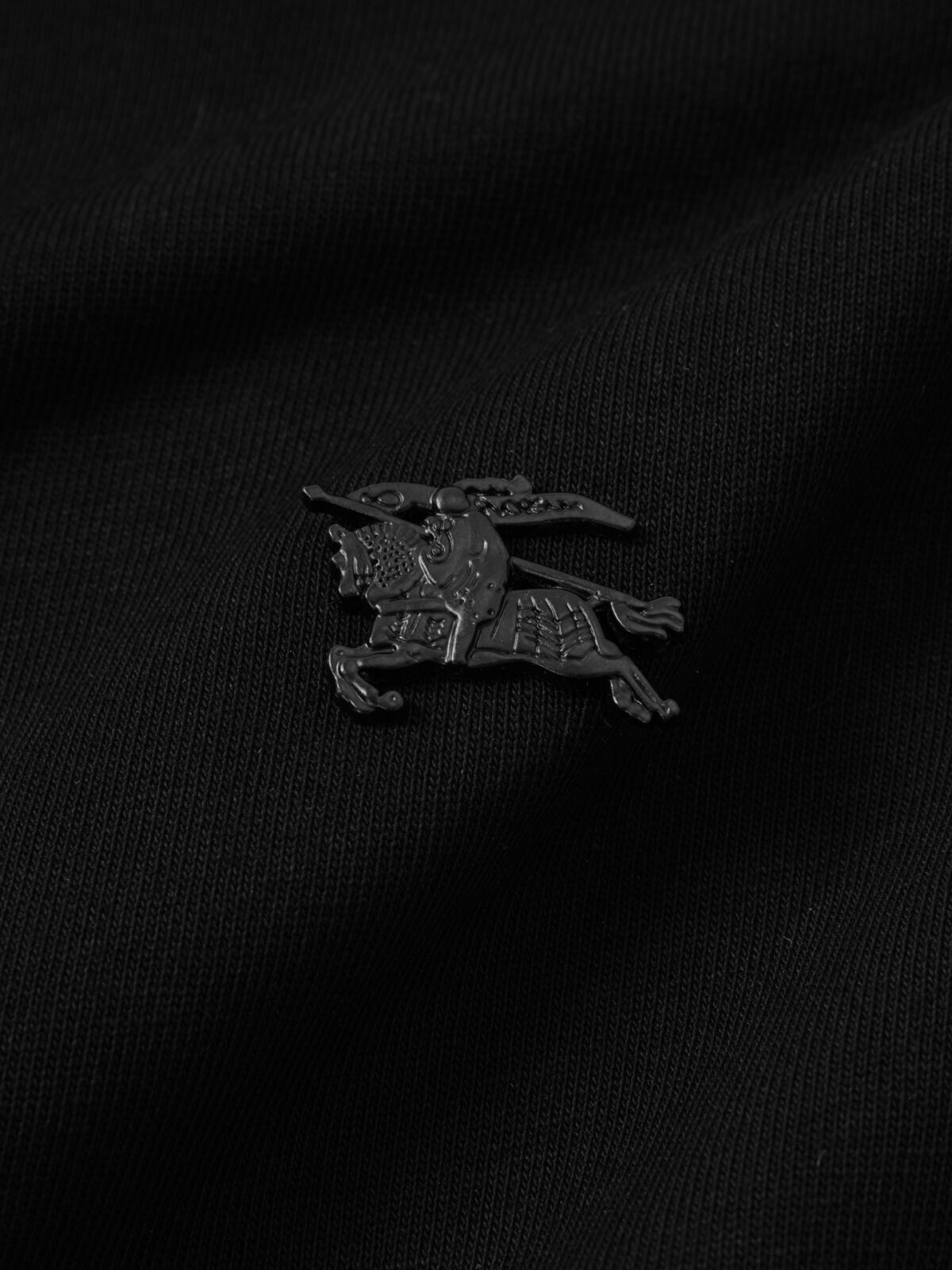 P75 Burberry巴宝莉 经典胸前logo短袖T恤 选用客供定制针织100%纯棉面打造,面料手感细腻，厚实有质感的纯棉布 高密度的机织工艺，如棉絮般柔紧致舒适 有挺括感，上身十分显型~ 精致饱满有质感将品牌的档次感完美呈现，无论内搭还是单穿都超级有型 宽松版型裁剪，随意上身！ 颜色：黑色，白色 尺码：S-XL