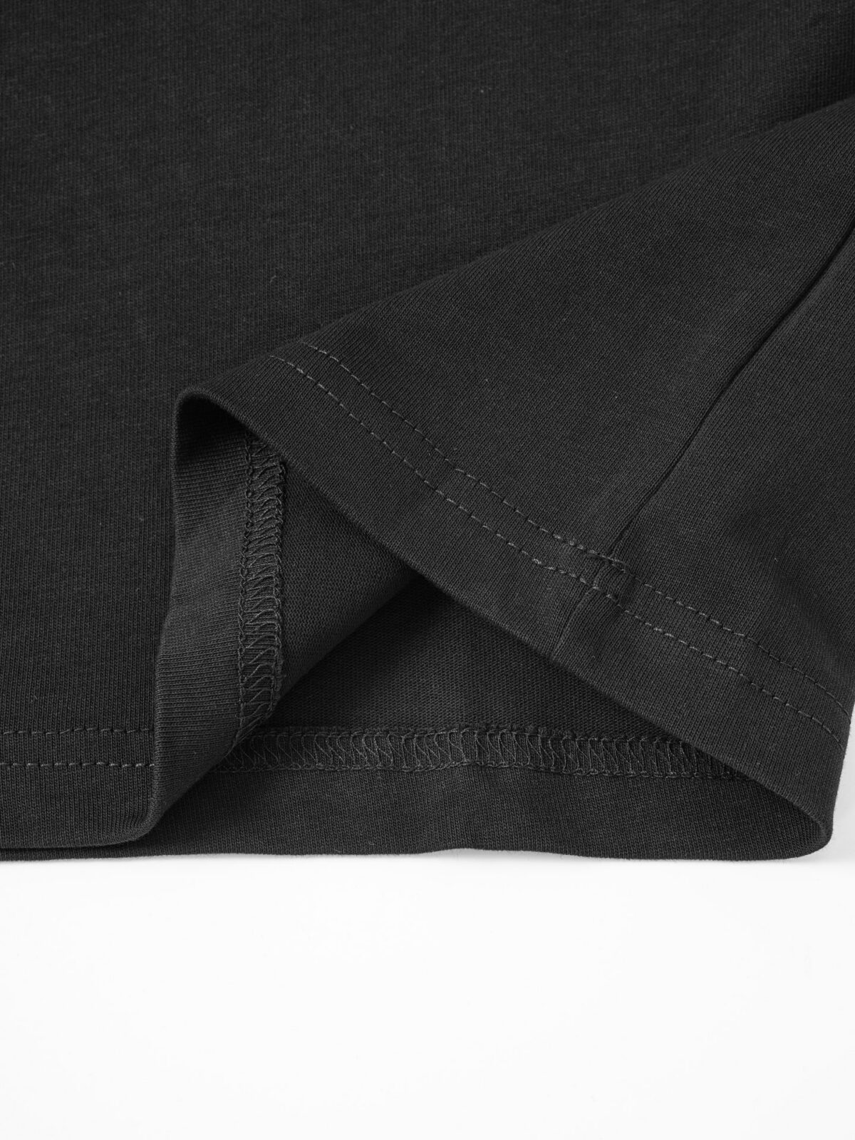 P75 Burberry巴宝莉 经典胸前logo短袖T恤 选用客供定制针织100%纯棉面打造,面料手感细腻，厚实有质感的纯棉布 高密度的机织工艺，如棉絮般柔紧致舒适 有挺括感，上身十分显型~ 精致饱满有质感将品牌的档次感完美呈现，无论内搭还是单穿都超级有型 宽松版型裁剪，随意上身！ 颜色：黑色，白色 尺码：S-XL