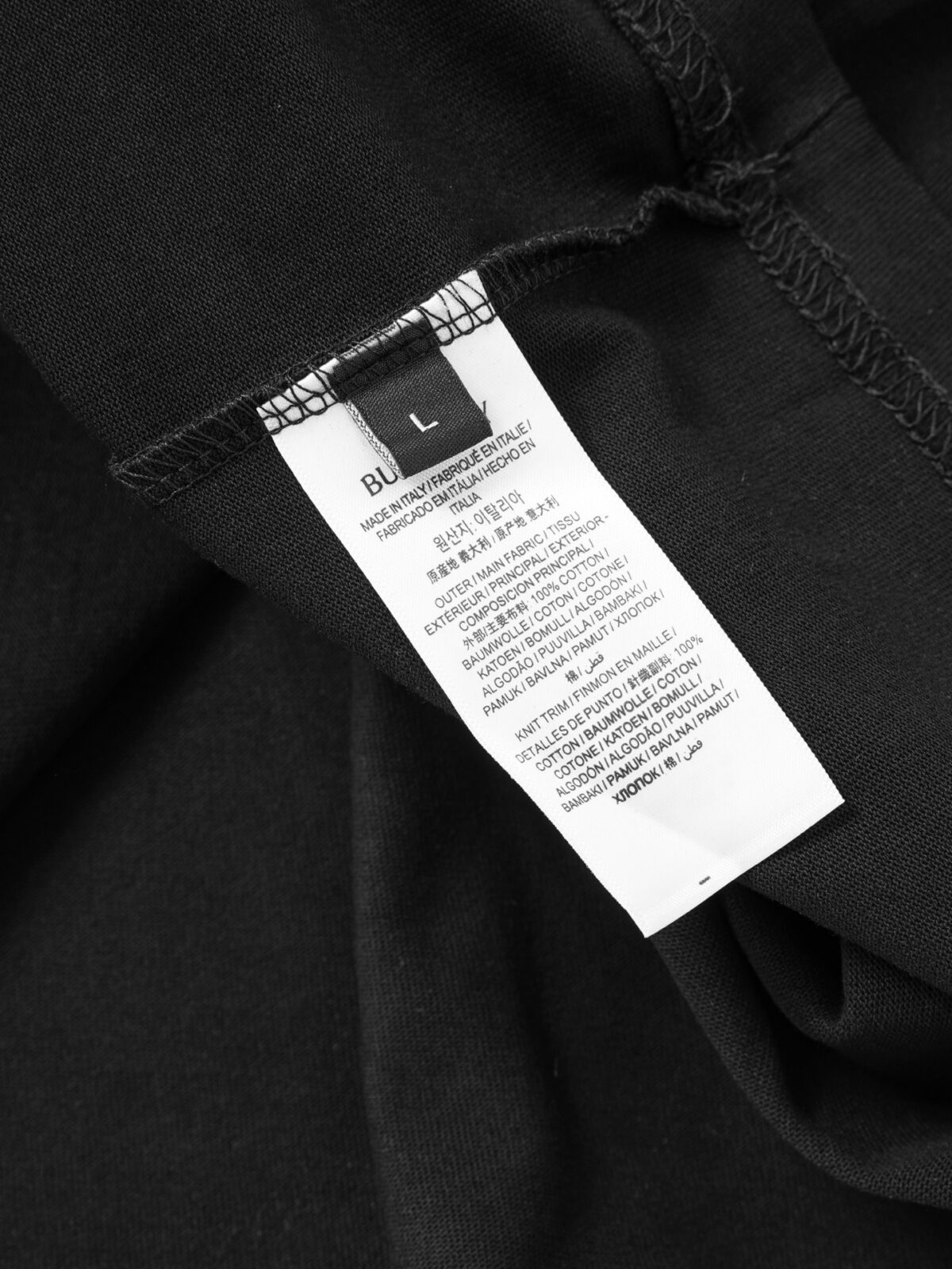 P75 Burberry巴宝莉 经典胸前logo短袖T恤 选用客供定制针织100%纯棉面打造,面料手感细腻，厚实有质感的纯棉布 高密度的机织工艺，如棉絮般柔紧致舒适 有挺括感，上身十分显型~ 精致饱满有质感将品牌的档次感完美呈现，无论内搭还是单穿都超级有型 宽松版型裁剪，随意上身！ 颜色：黑色，白色 尺码：S-XL