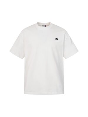 P75 Burberry巴宝莉 经典胸前logo短袖T恤 选用客供定制针织100%纯棉面打造,面料手感细腻，厚实有质感的纯棉布 高密度的机织工艺，如棉絮般柔紧致舒适 有挺括感，上身十分显型~ 精致饱满有质感将品牌的档次感完美呈现，无论内搭还是单穿都超级有型 宽松版型裁剪，随意上身！ 颜色：黑色，白色 尺码：S-XL