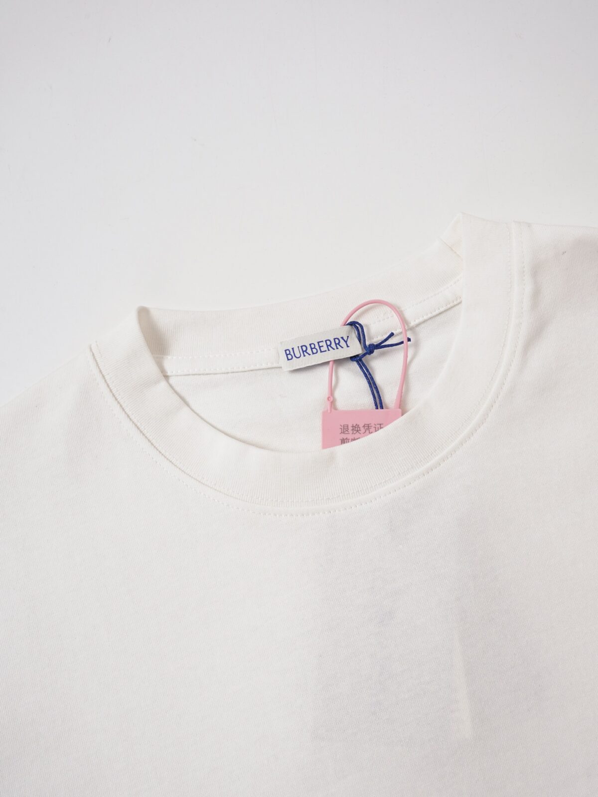 P75 Burberry巴宝莉 经典胸前logo短袖T恤 选用客供定制针织100%纯棉面打造,面料手感细腻，厚实有质感的纯棉布 高密度的机织工艺，如棉絮般柔紧致舒适 有挺括感，上身十分显型~ 精致饱满有质感将品牌的档次感完美呈现，无论内搭还是单穿都超级有型 宽松版型裁剪，随意上身！ 颜色：黑色，白色 尺码：S-XL
