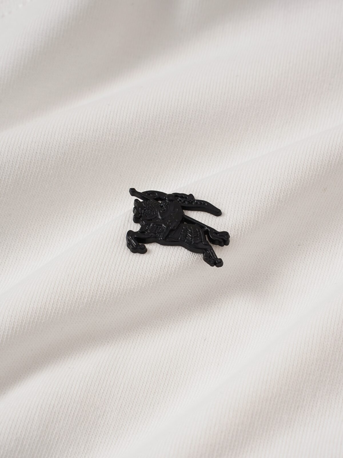 P75 Burberry巴宝莉 经典胸前logo短袖T恤 选用客供定制针织100%纯棉面打造,面料手感细腻，厚实有质感的纯棉布 高密度的机织工艺，如棉絮般柔紧致舒适 有挺括感，上身十分显型~ 精致饱满有质感将品牌的档次感完美呈现，无论内搭还是单穿都超级有型 宽松版型裁剪，随意上身！ 颜色：黑色，白色 尺码：S-XL