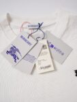 P75 Burberry巴宝莉 经典胸前logo短袖T恤 选用客供定制针织100%纯棉面打造,面料手感细腻，厚实有质感的纯棉布 高密度的机织工艺，如棉絮般柔紧致舒适 有挺括感，上身十分显型~ 精致饱满有质感将品牌的档次感完美呈现，无论内搭还是单穿都超级有型 宽松版型裁剪，随意上身！ 颜色：黑色，白色 尺码：S-XL