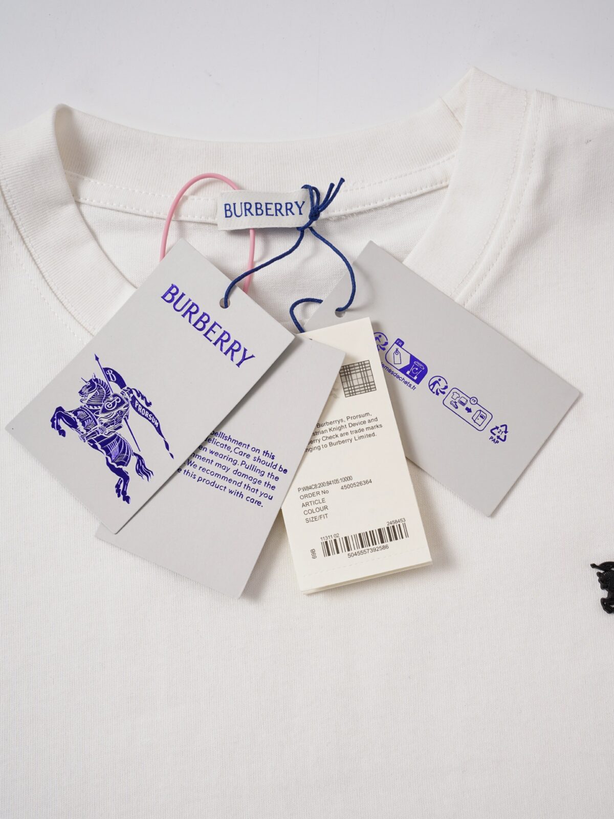 P75 Burberry巴宝莉 经典胸前logo短袖T恤 选用客供定制针织100%纯棉面打造,面料手感细腻，厚实有质感的纯棉布 高密度的机织工艺，如棉絮般柔紧致舒适 有挺括感，上身十分显型~ 精致饱满有质感将品牌的档次感完美呈现，无论内搭还是单穿都超级有型 宽松版型裁剪，随意上身！ 颜色：黑色，白色 尺码：S-XL