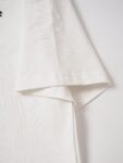 P75 Burberry巴宝莉 经典胸前logo短袖T恤 选用客供定制针织100%纯棉面打造,面料手感细腻，厚实有质感的纯棉布 高密度的机织工艺，如棉絮般柔紧致舒适 有挺括感，上身十分显型~ 精致饱满有质感将品牌的档次感完美呈现，无论内搭还是单穿都超级有型 宽松版型裁剪，随意上身！ 颜色：黑色，白色 尺码：S-XL