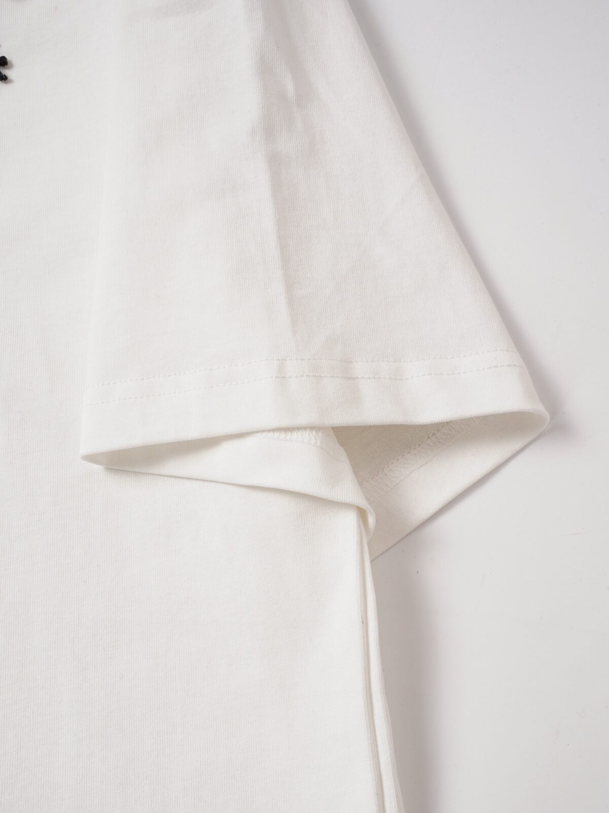 P75 Burberry巴宝莉 经典胸前logo短袖T恤 选用客供定制针织100%纯棉面打造,面料手感细腻，厚实有质感的纯棉布 高密度的机织工艺，如棉絮般柔紧致舒适 有挺括感，上身十分显型~ 精致饱满有质感将品牌的档次感完美呈现，无论内搭还是单穿都超级有型 宽松版型裁剪，随意上身！ 颜色：黑色，白色 尺码：S-XL