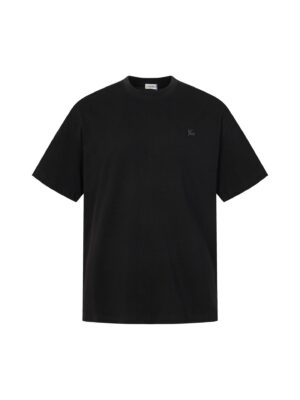P75 Burberry巴宝莉 经典胸前logo短袖T恤 选用客供定制针织100%纯棉面打造,面料手感细腻，厚实有质感的纯棉布 高密度的机织工艺，如棉絮般柔紧致舒适 有挺括感，上身十分显型~ 精致饱满有质感将品牌的档次感完美呈现，无论内搭还是单穿都超级有型 宽松版型裁剪，随意上身！ 颜色：黑色，白色 尺码：S-XL