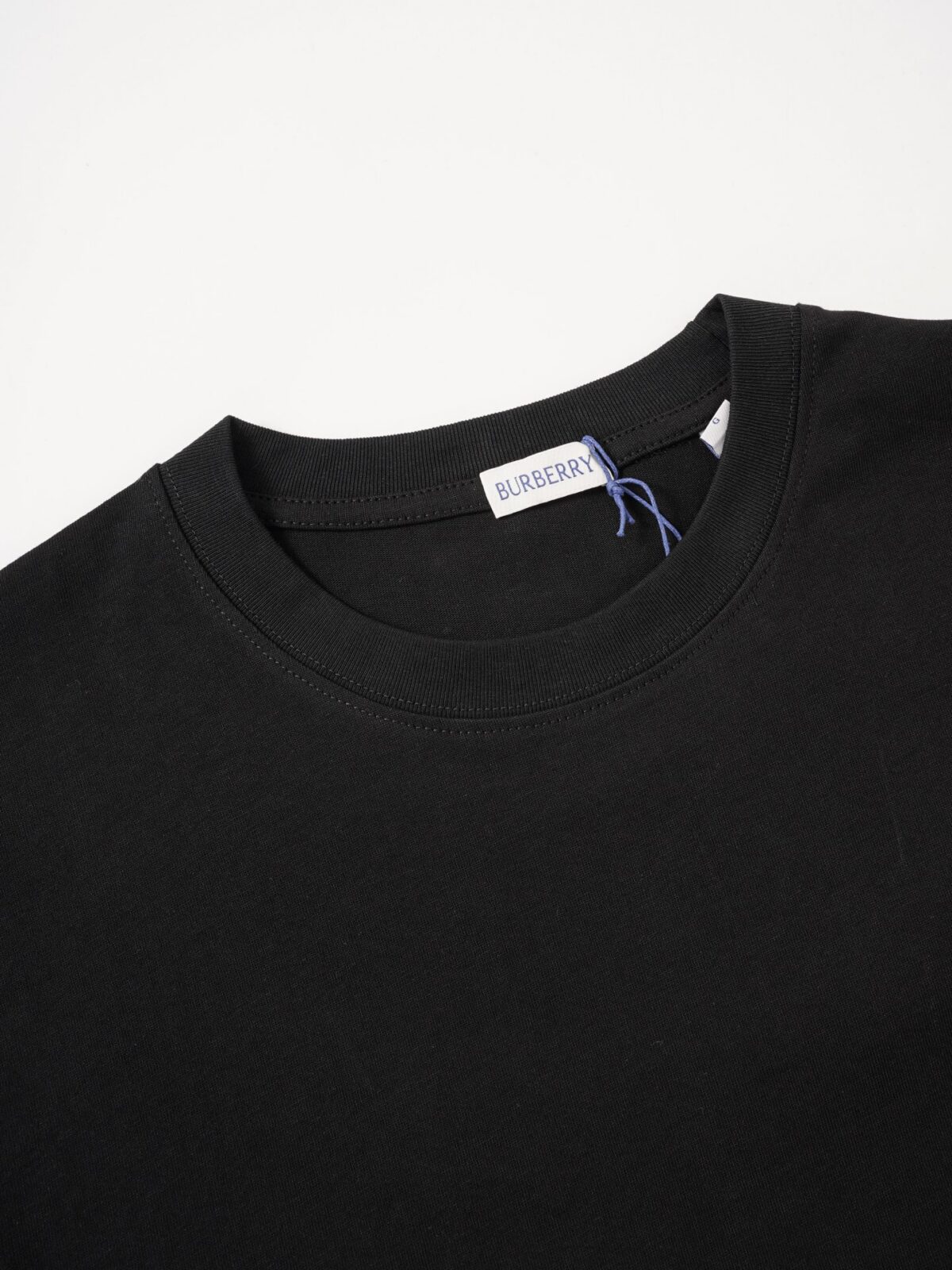 P75 Burberry巴宝莉 经典胸前logo短袖T恤 选用客供定制针织100%纯棉面打造,面料手感细腻，厚实有质感的纯棉布 高密度的机织工艺，如棉絮般柔紧致舒适 有挺括感，上身十分显型~ 精致饱满有质感将品牌的档次感完美呈现，无论内搭还是单穿都超级有型 宽松版型裁剪，随意上身！ 颜色：黑色，白色 尺码：S-XL